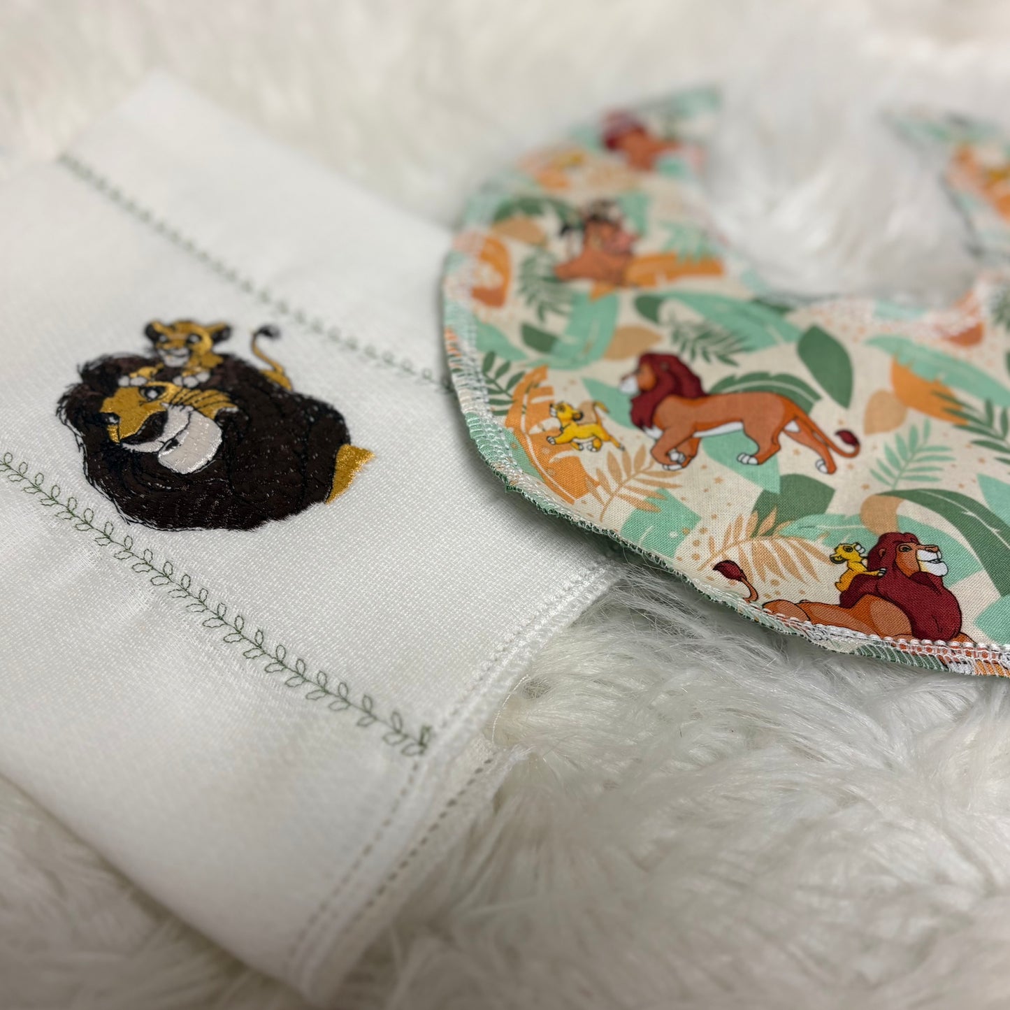 Lion 🦁 Pañito y babero con TRUTRU