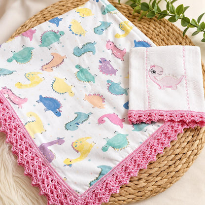 Set de Sábana y Paño Bordado – Motivo Dinosaurios Pastel (Rosa)